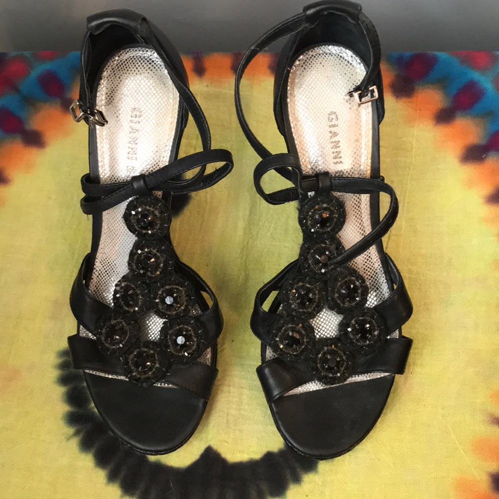Black wedges